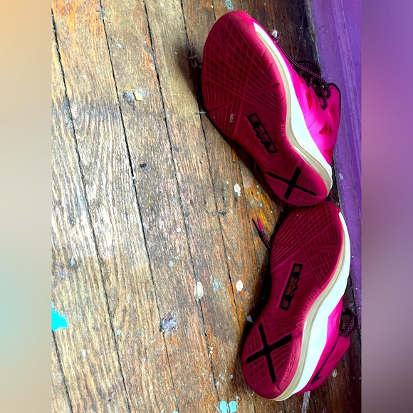 Fuchsia Pink black and white LeBron Jamessneaker - Picture 2 of 3